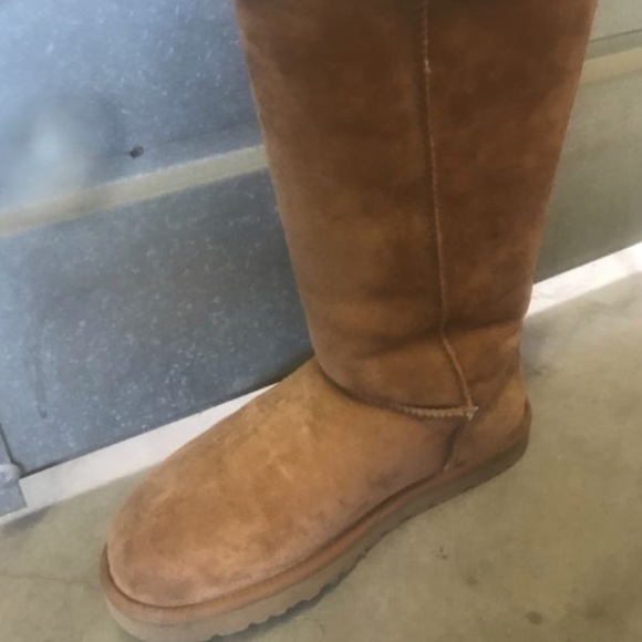 UGGS - Picture 2 of 5